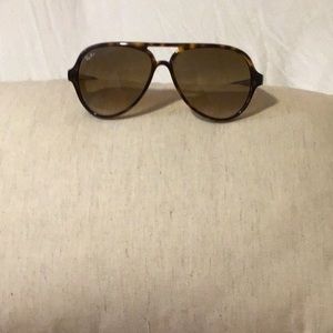 Ray Ban Sunglasses 
CATS 5000 CLASSIC